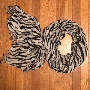 Black and white scarf 😎
